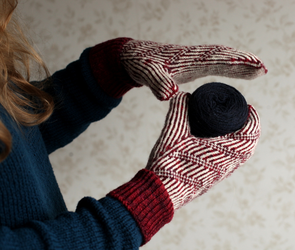 Pihta stranded mittens with a ball of yarn