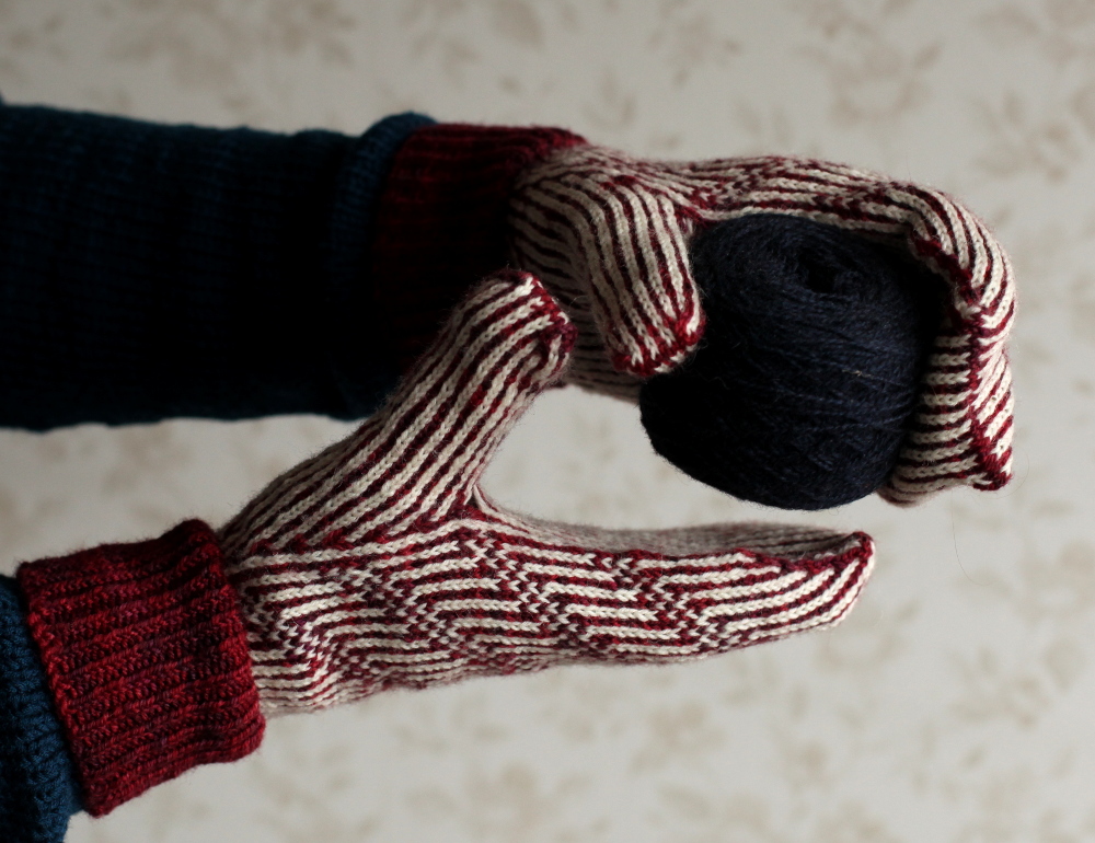 Pihta stranded mittens with a ball of yarn
