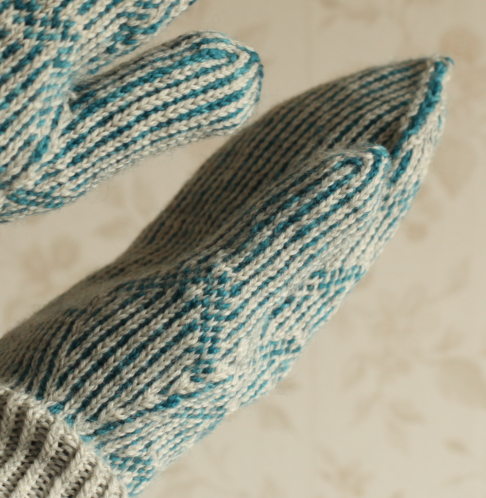 Huippu stranded mittens - thumb gusset