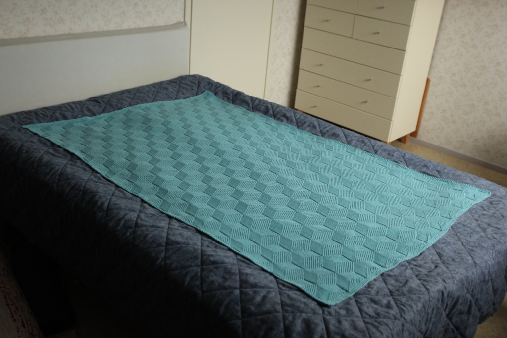 Kuutio blanket on the bed